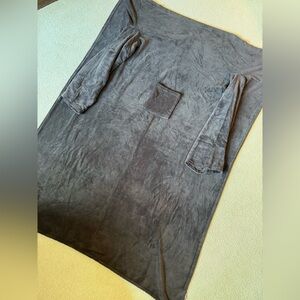 grey large throw blanket with pocket + sleeves - napa!